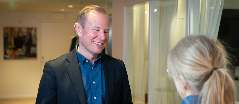 Johan Alsén diskuterar självledarskap med kvinna