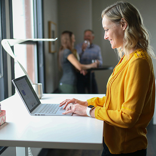 Business controller analyserar verksamhetsdata för att stötta affärsbeslut