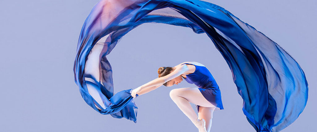 Ballerina-med-blå-klädsel-som-håller-ett-blått-tyg