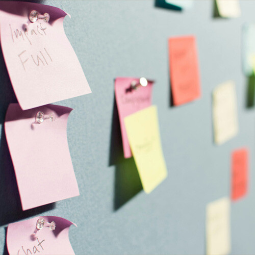 Post it-lappar på anslagstavla som illustrerar tjänsten second opinion från Invici.