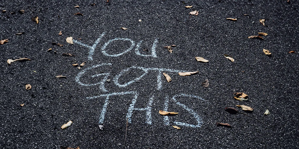 Ritad-text-på-asfaltet-där-det-står-you-got-this